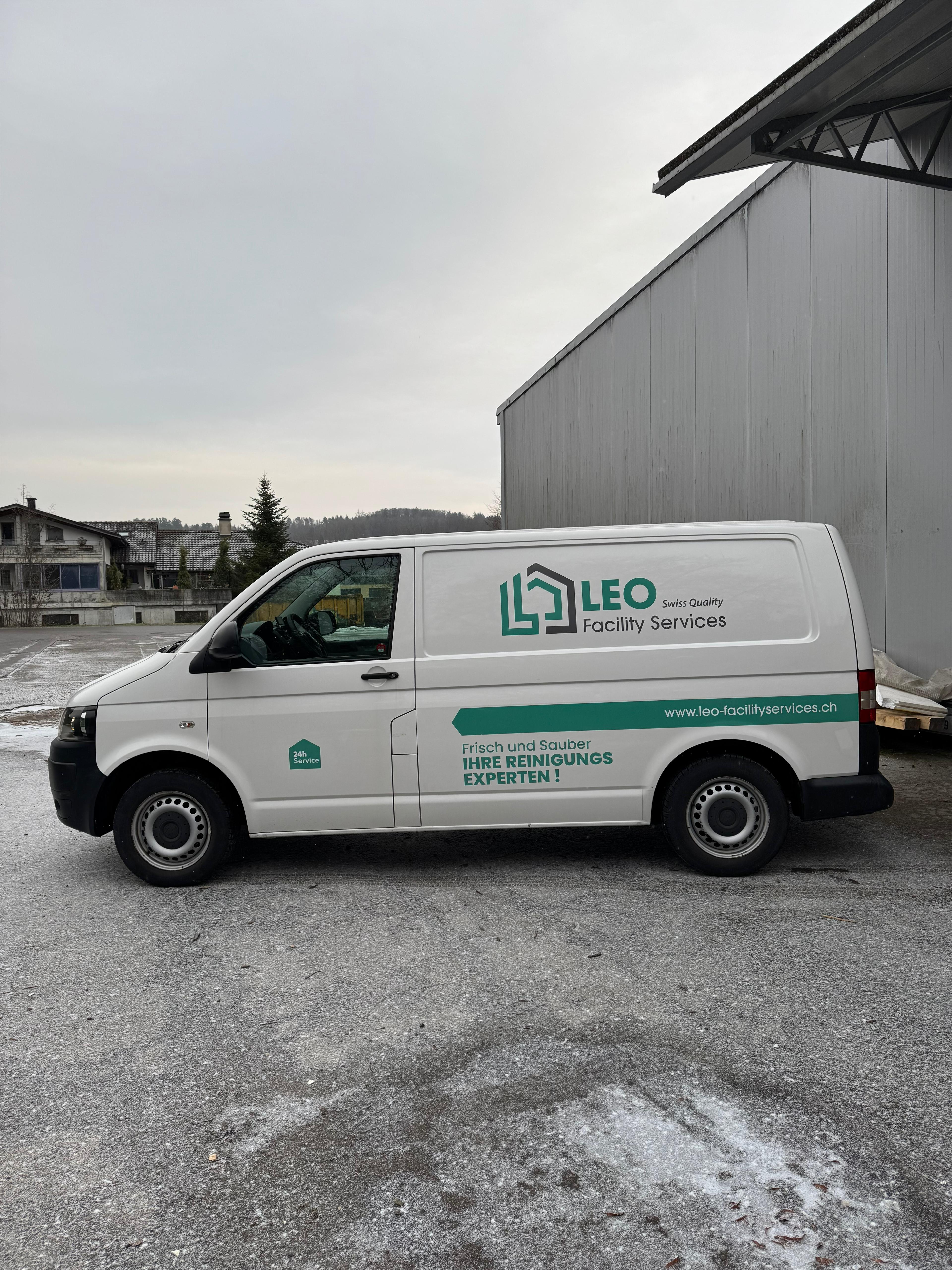 Facility Services Leo Logo
